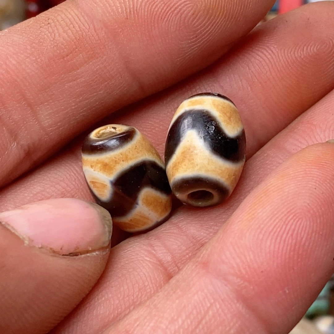 DIY琉璃珠子的颜色是蓝色和白色