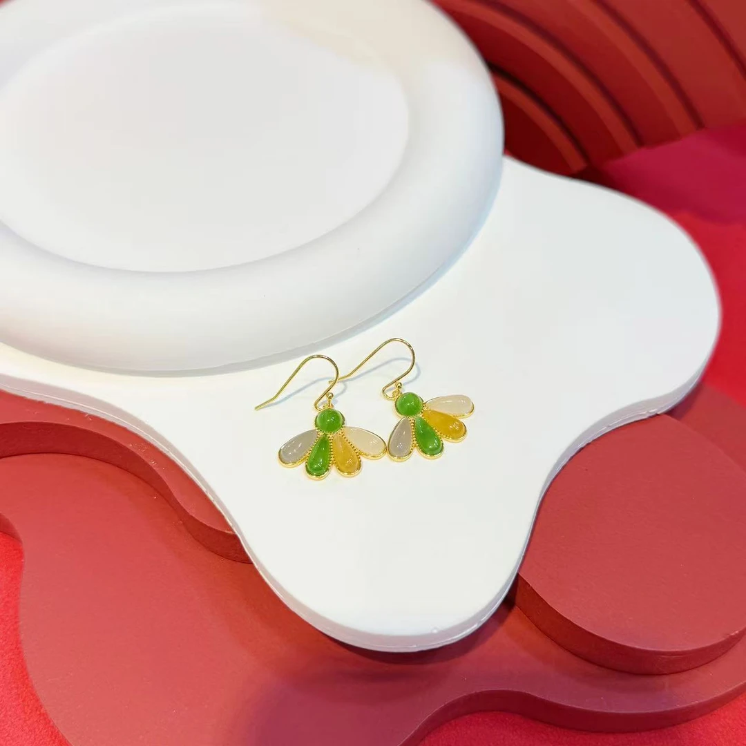 S925银镶嵌4*9mm多宝小雏菊裙子扇子耳钩HNZ12386