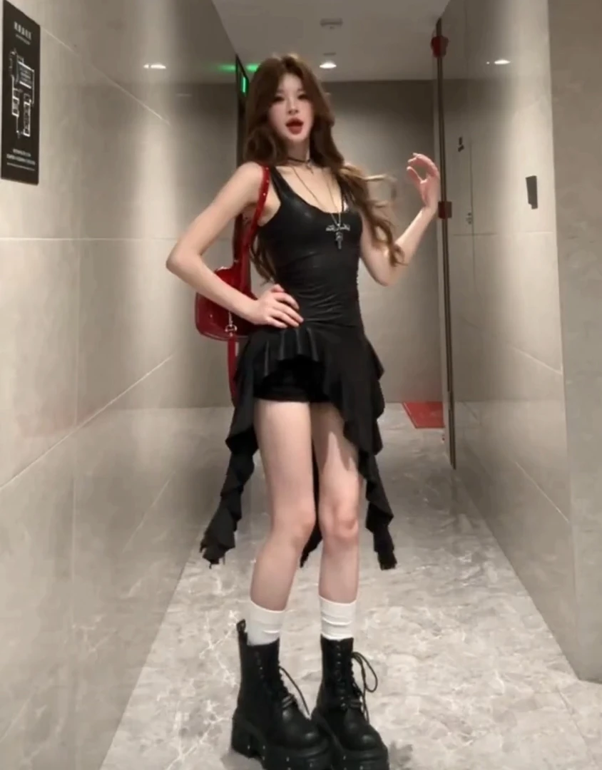 黑色不规则吊带连衣裙女夏季荷叶边设计感美式辣妹收腰背心短裙子