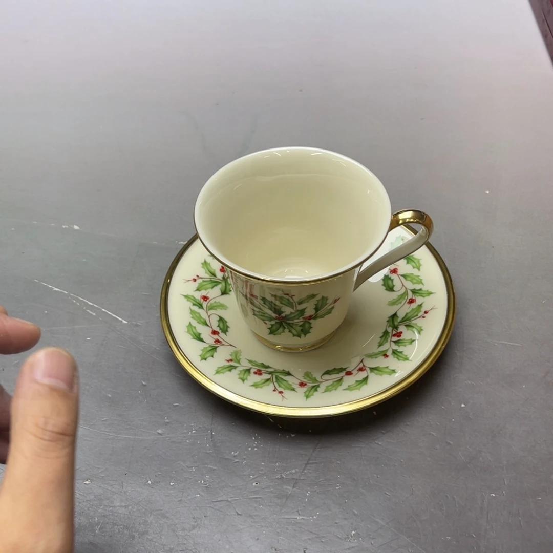 吹***儿瓷片密密麻麻地铺满一