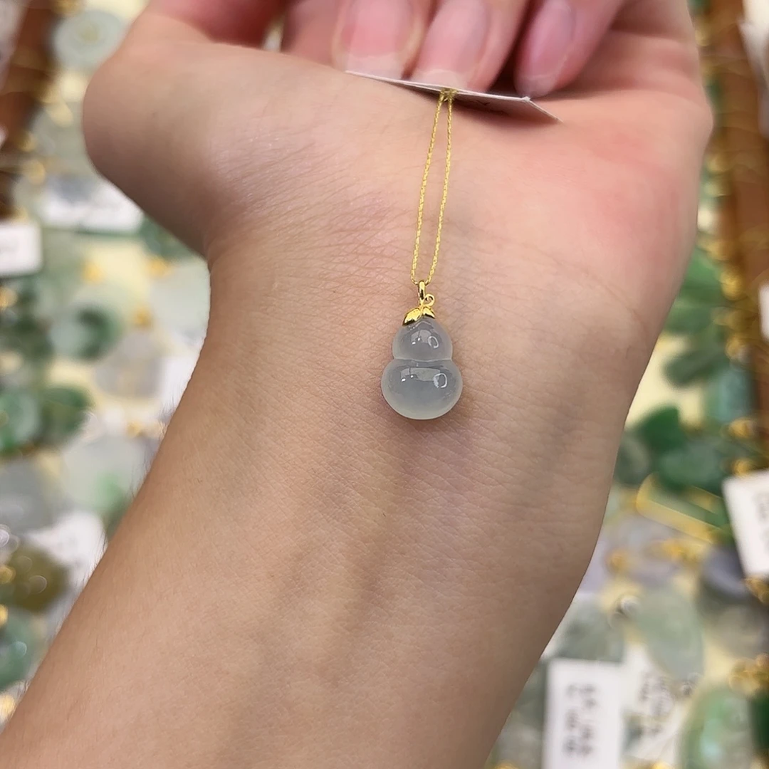 翡翠18K金镶嵌颈饰葫芦