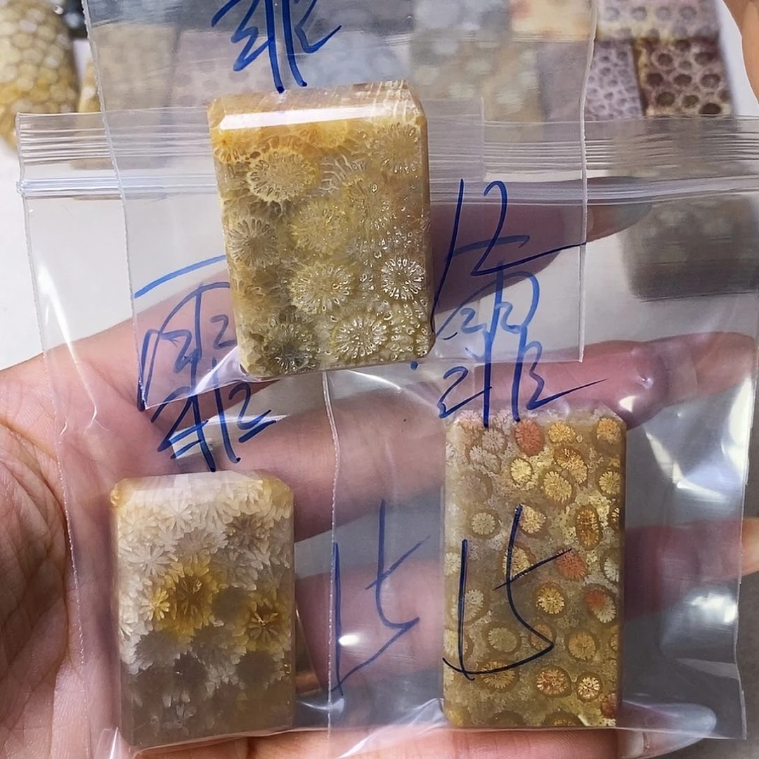 合金颈饰硅化玉霏