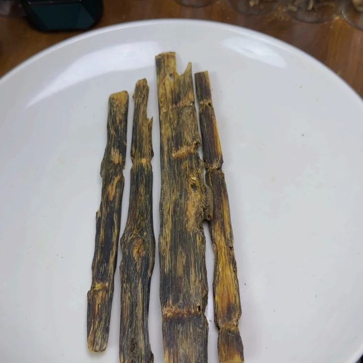 道***懂沉香沉香碎屑红旗，金沙叶枝条
