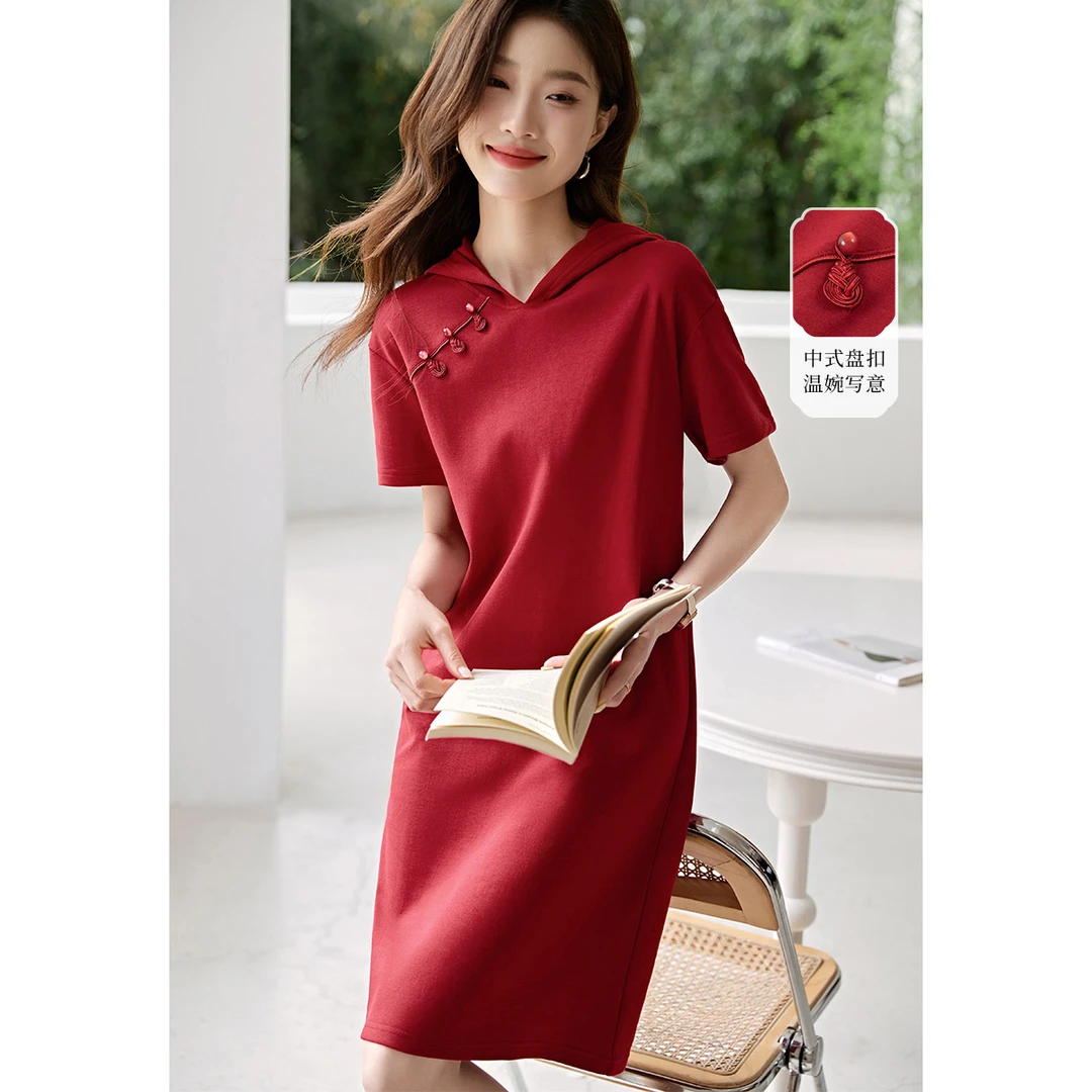 沫晗依美2025夏季新款新中式盘口设计连帽国风直身红色时尚连衣裙