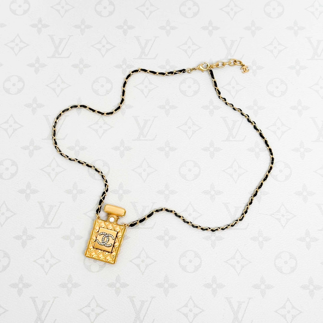 99新 Chanel/香奈儿 金色拼满钻双C 菱格纹 香水瓶 毛衣链
