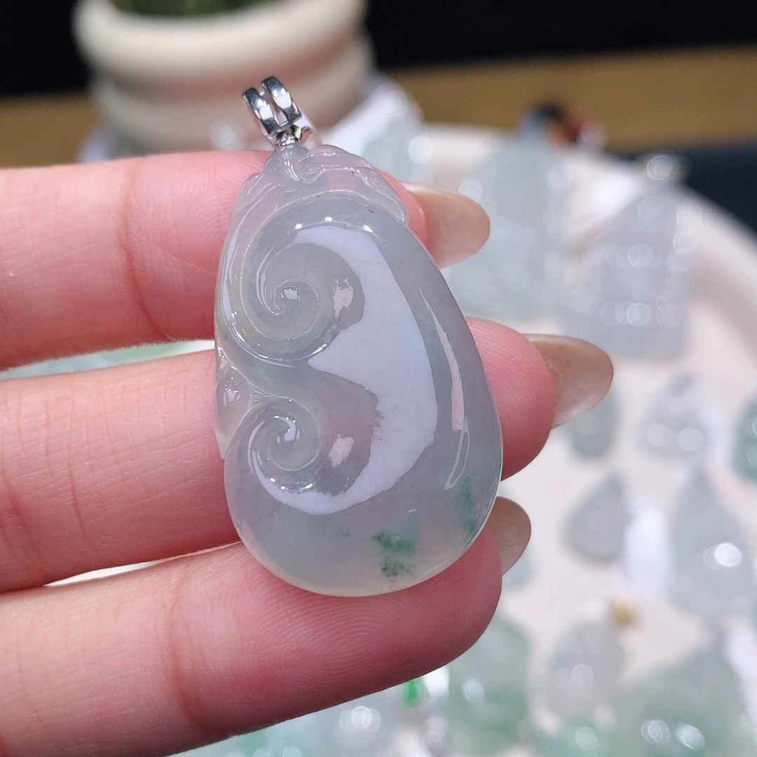 颈饰18K金镶嵌翡翠如意