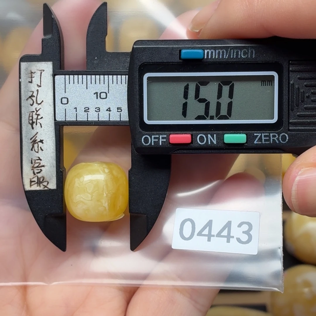 左***子蜜蜡未镶嵌裸石蜜蜡