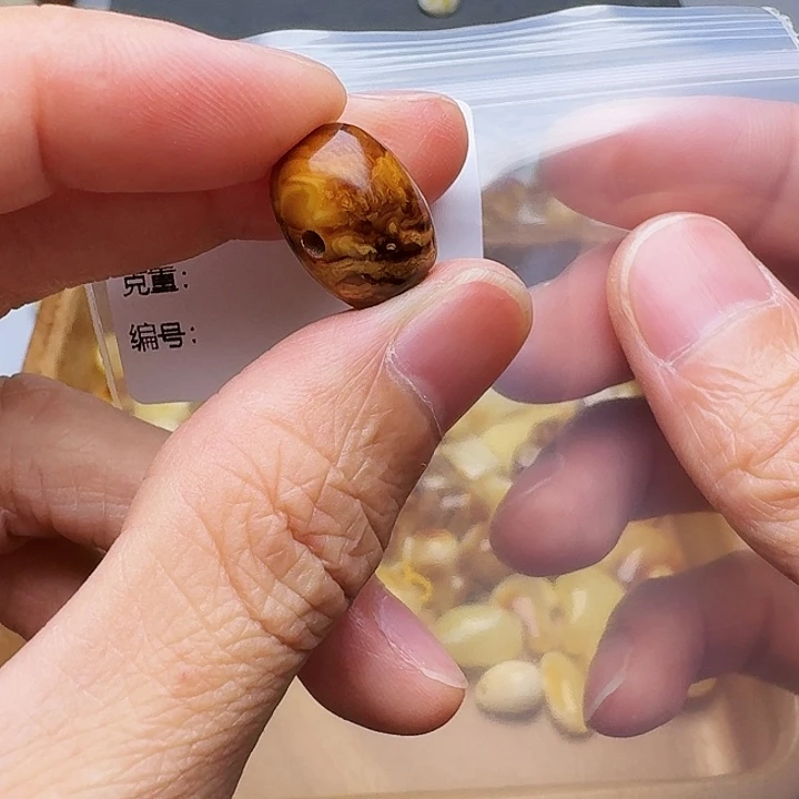 琥珀未镶嵌裸石琥珀