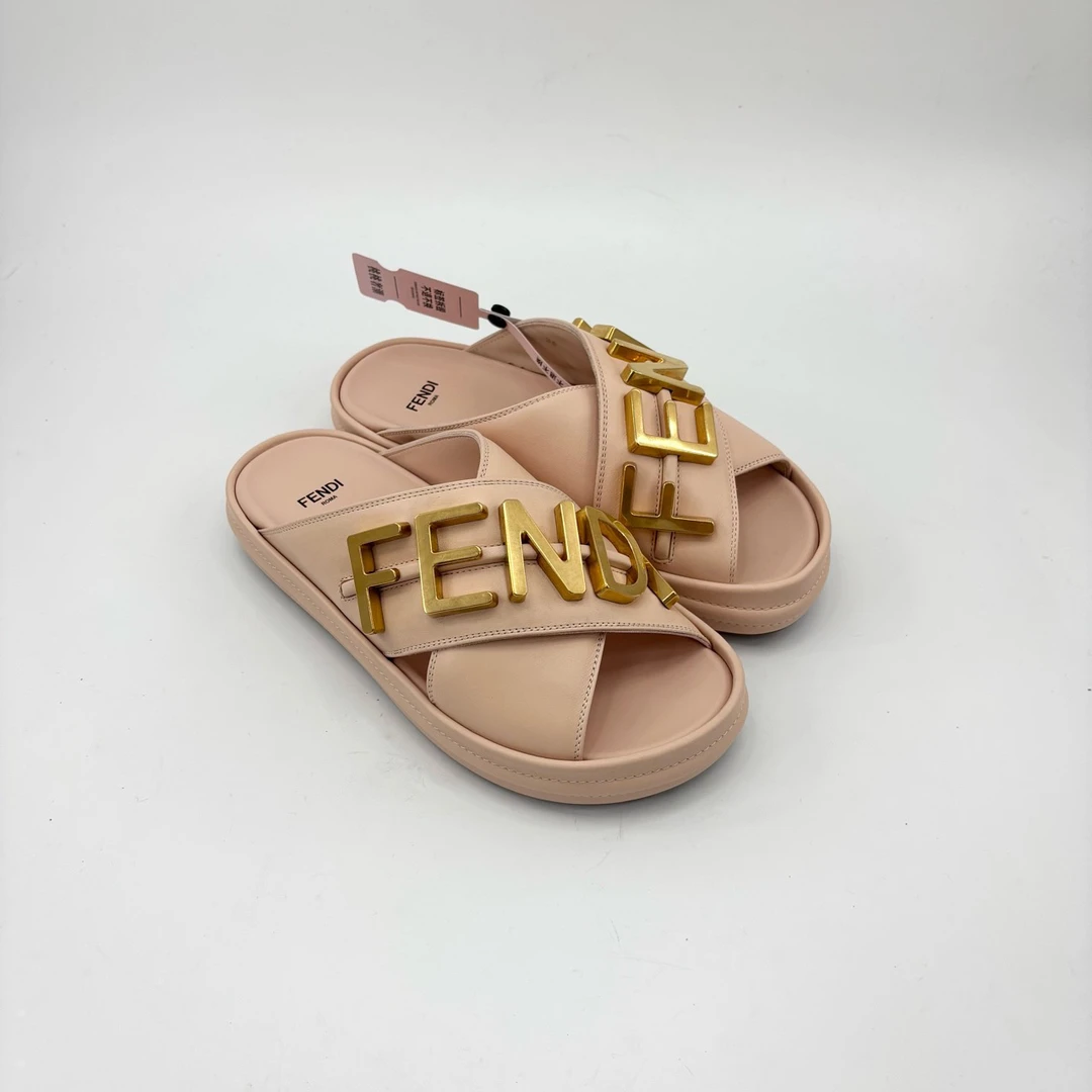 全新未使用 FENDI/芬迪 36码/粉色金属扣拖鞋/TT0652