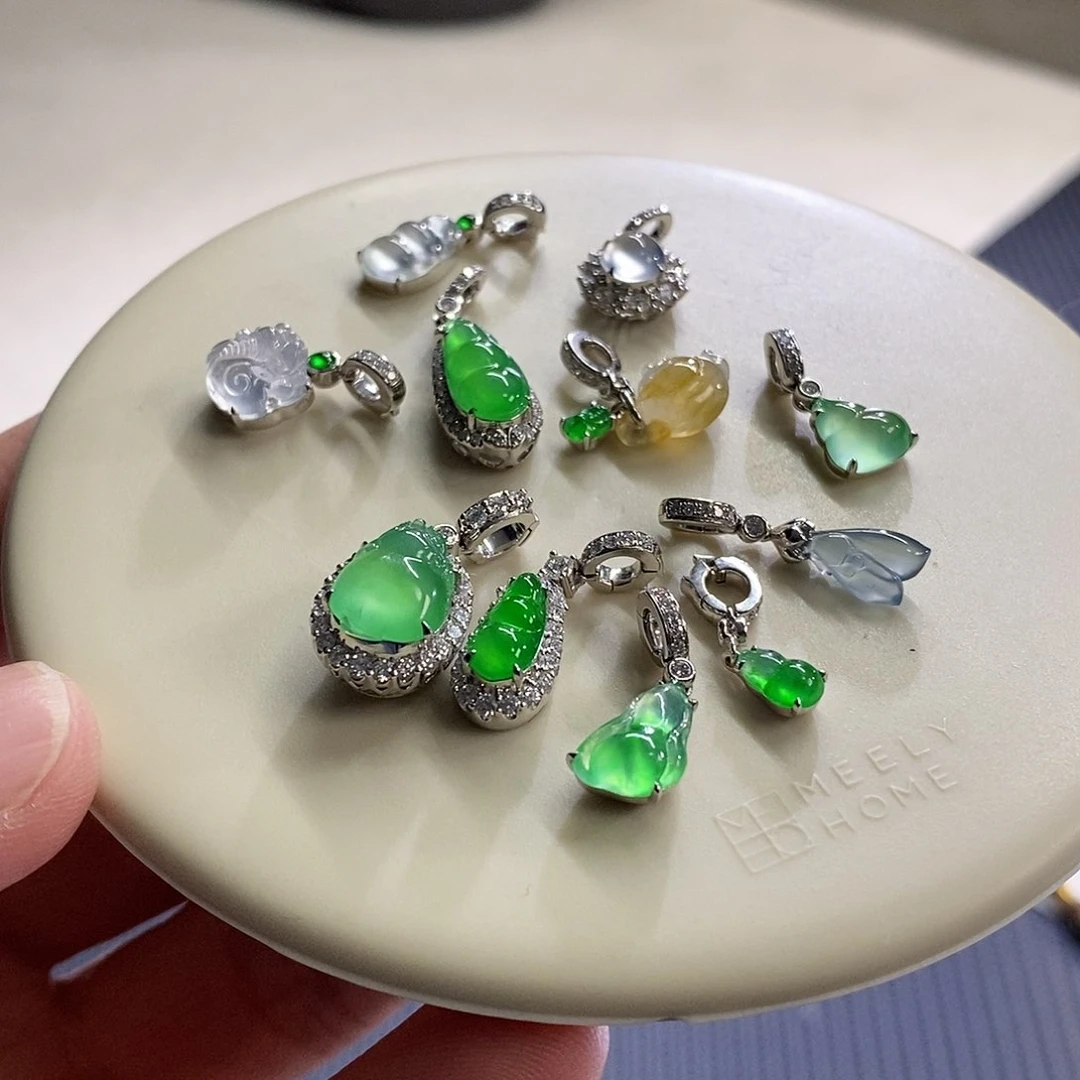 翡翠挂件未镶嵌多样性发其一