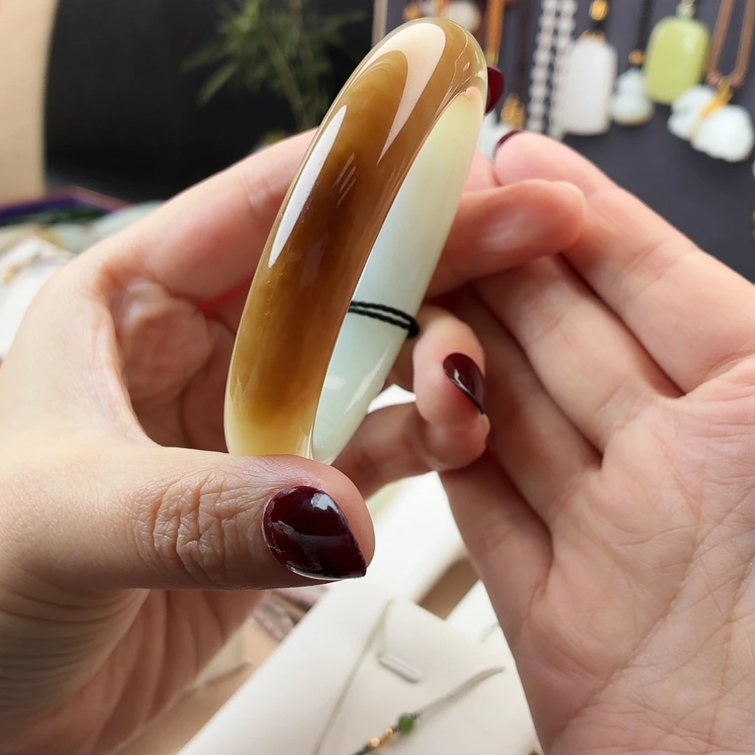 顺***丽和田玉未镶嵌颈饰