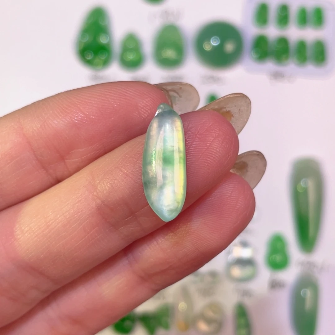 翡翠未镶嵌颈饰裸石