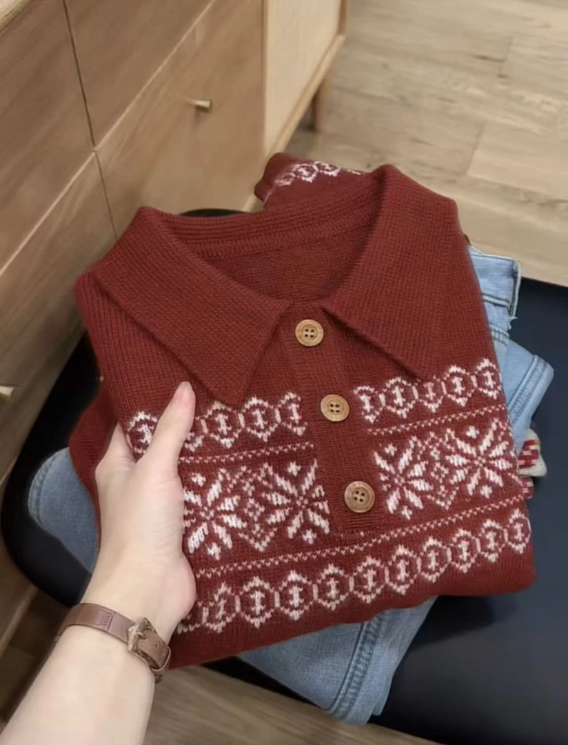 七言家复古红雪花翻领套头毛衣1