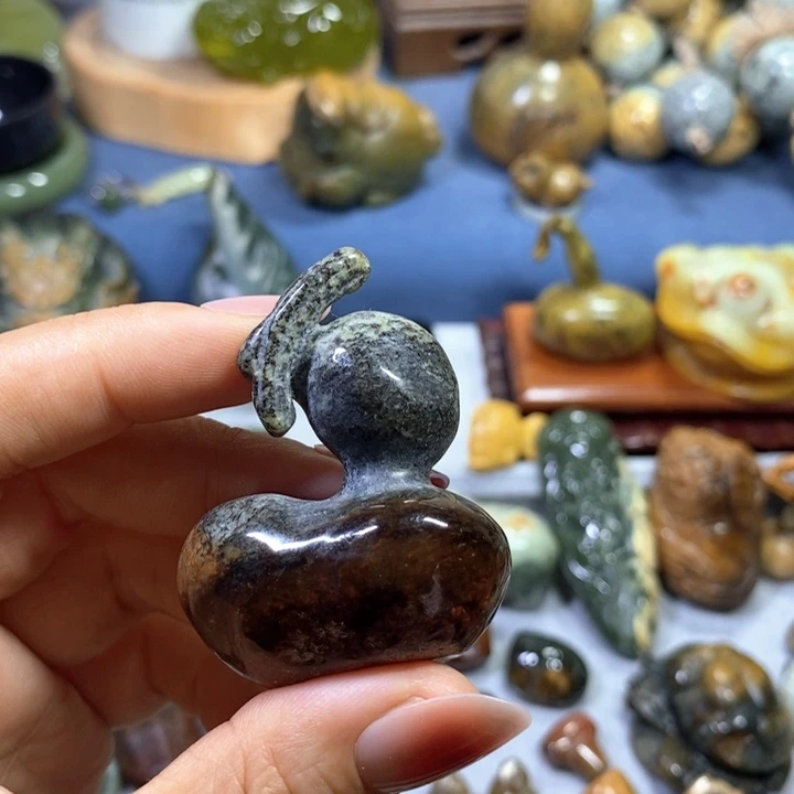 未镶嵌岫岩河磨玉（透闪石质玉）挂件