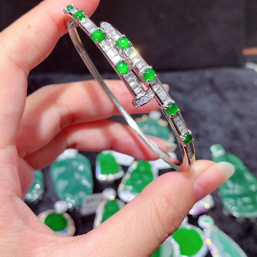 【闪购商品】翡翠吊坠(不含链)未镶嵌
