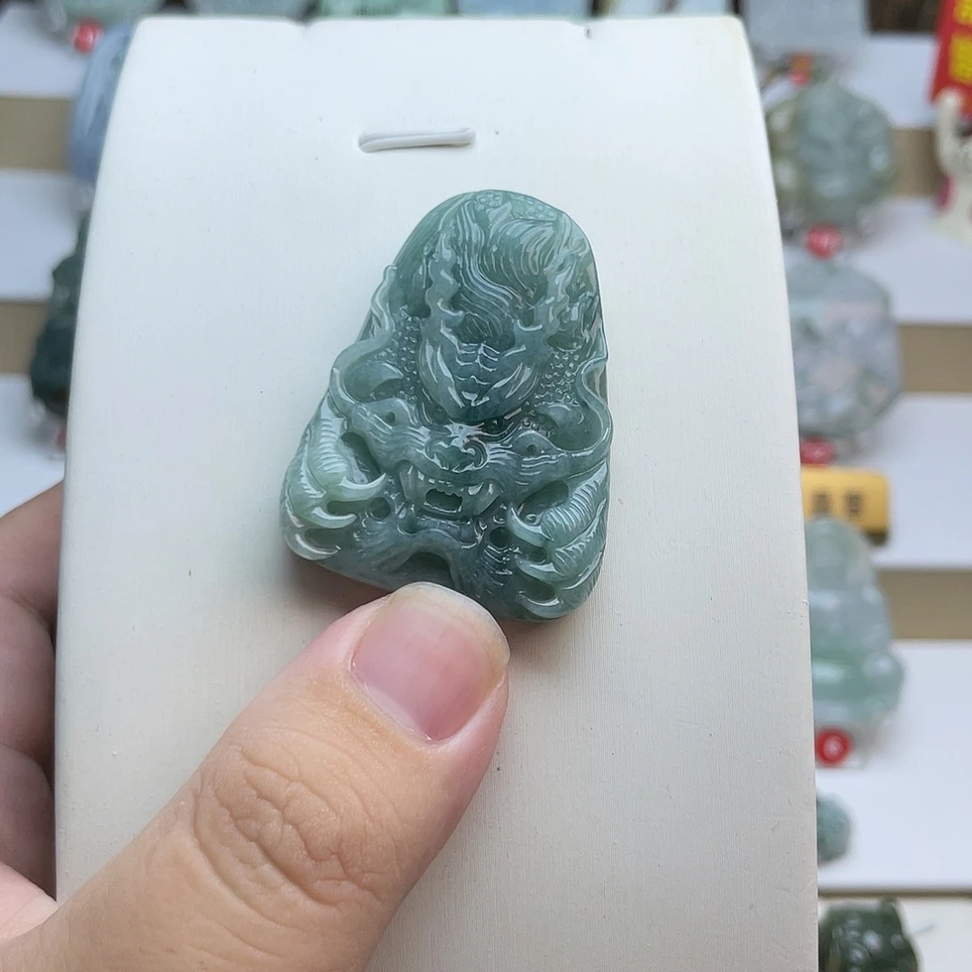 翡翠未镶嵌颈饰龙牌