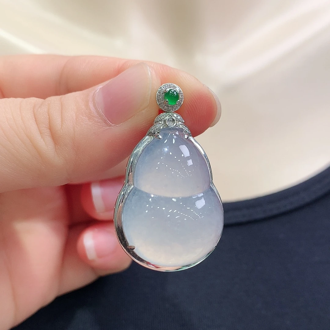 翡翠18K金镶嵌颈饰葫芦