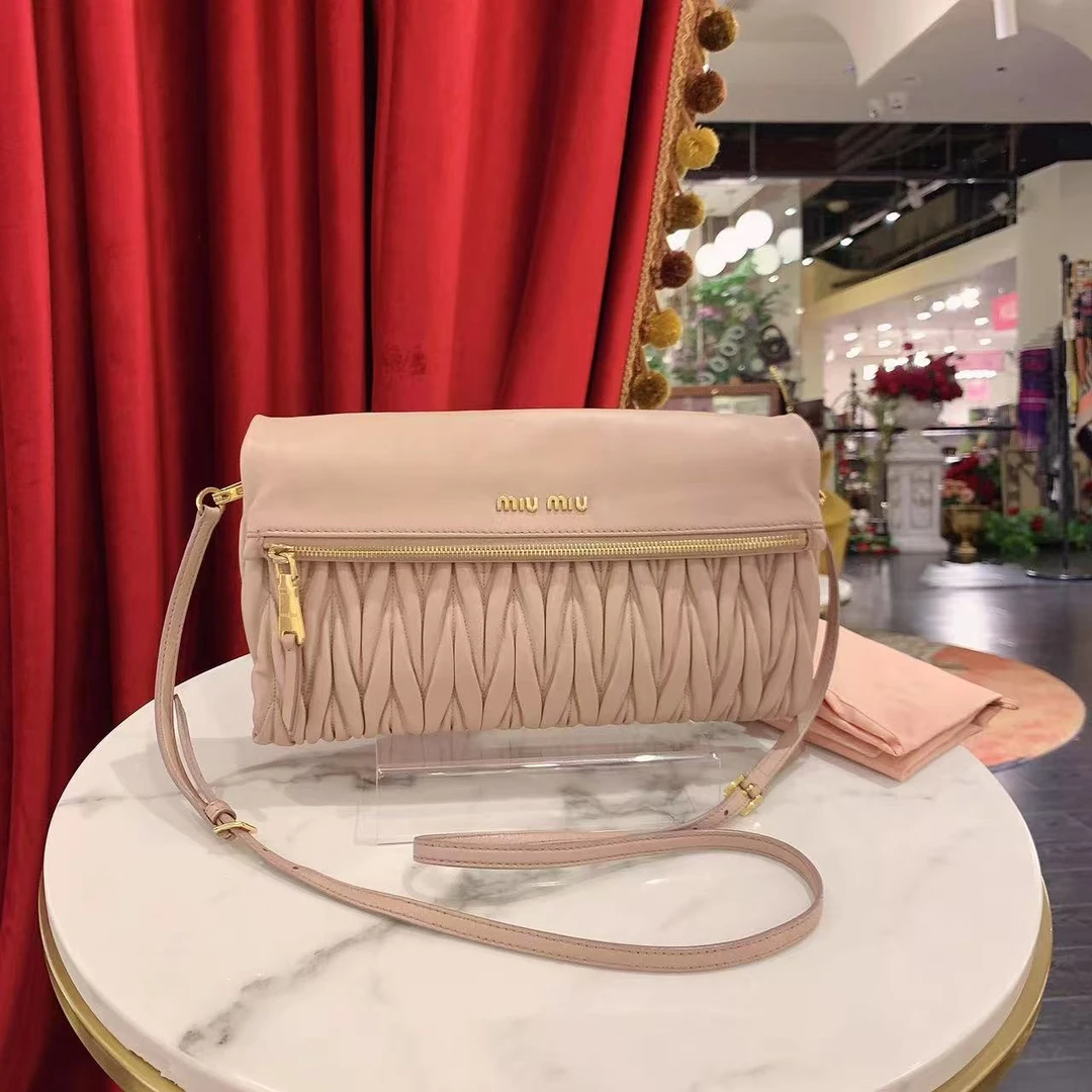 95新 MIU MIU/缪缪 GGS萌萌丨褶皱奶茶色金扣羊单肩包/94824644