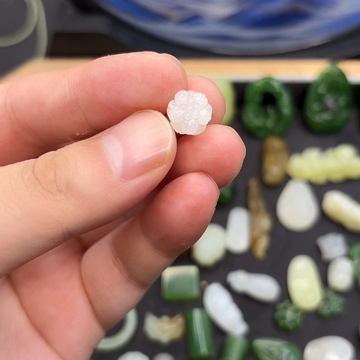 眉***儿和田玉未镶嵌颈饰