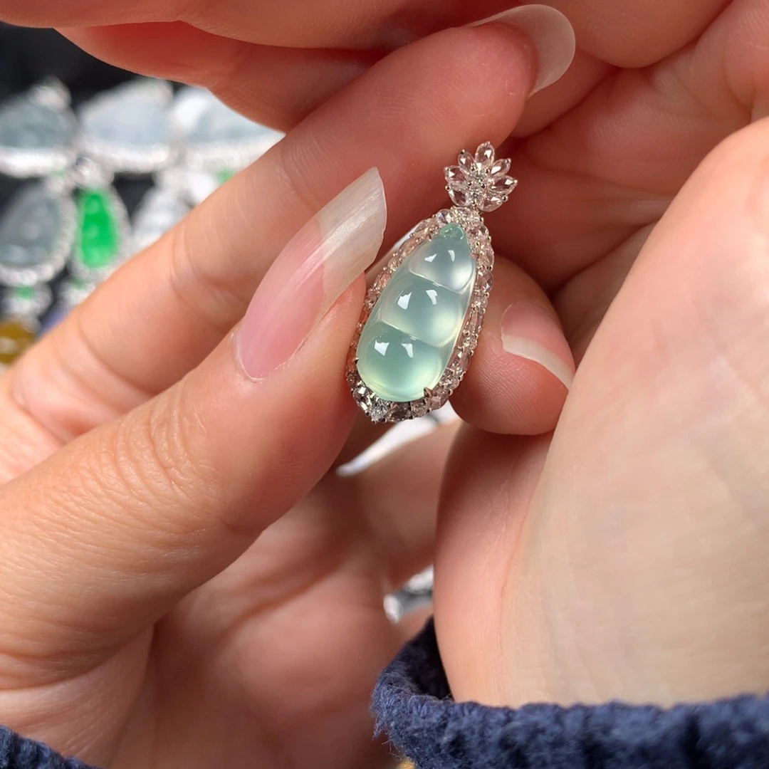 颈饰18K金镶嵌翡翠薄荷仙豆