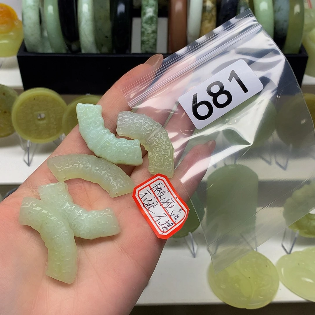 蛇纹石玉颈饰未镶嵌