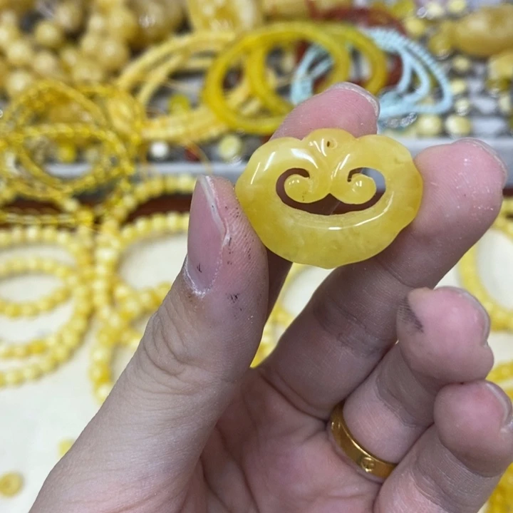 蜜蜡未镶嵌裸石吊坠