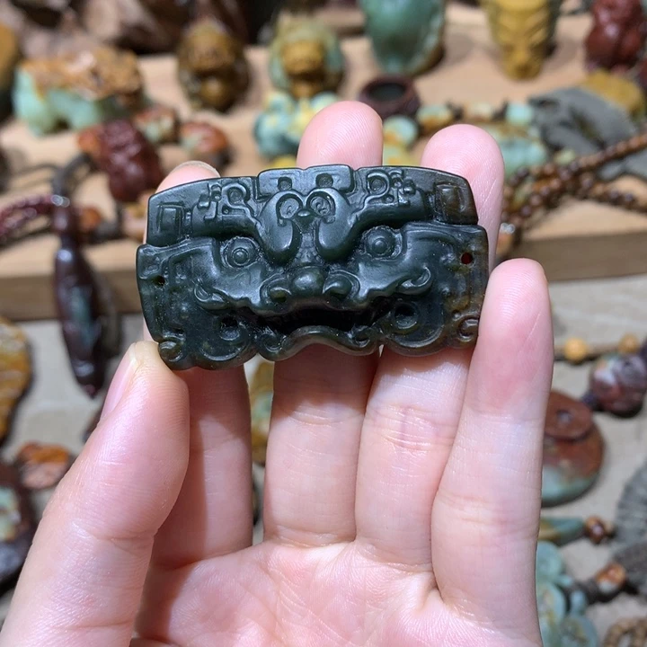 未镶嵌岫岩河磨玉（透闪石质玉）挂件