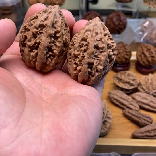 桃核把件碎花龙爪