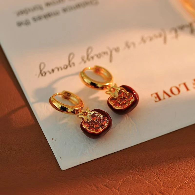 铜合金合成锆石耳饰 f114---【宋丹若】复古安哥拉红百搭石榴耳环