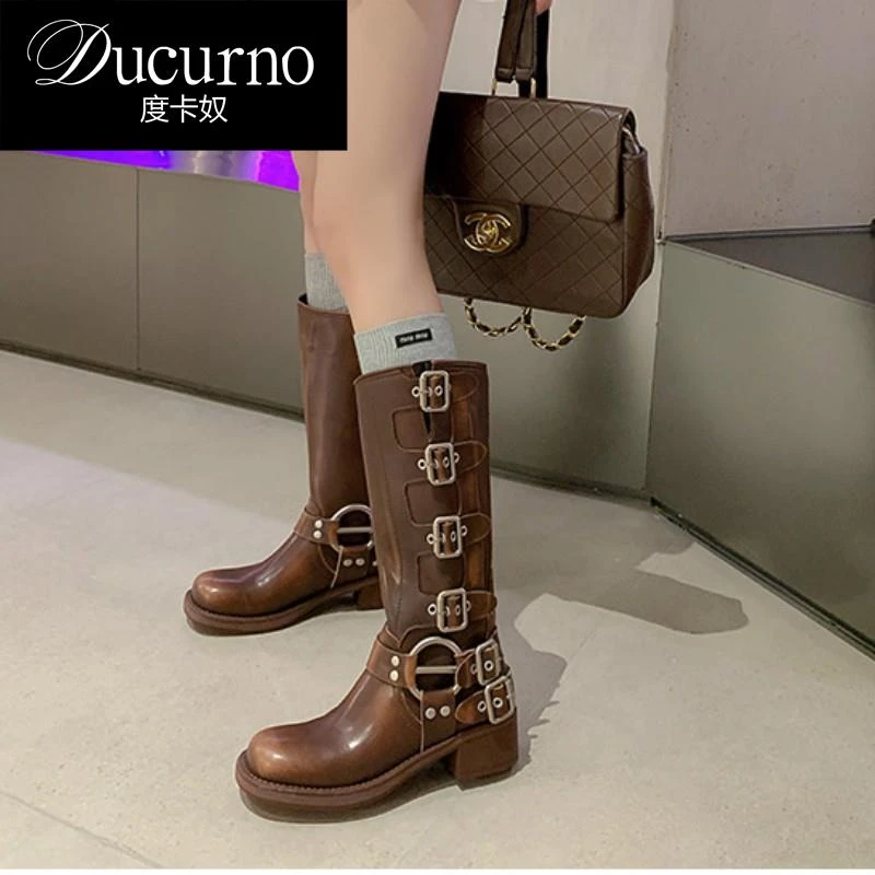 DUCURNO 棕色复古西部牛仔靴子女皮带扣粗跟长筒靴易梦玲同款女靴