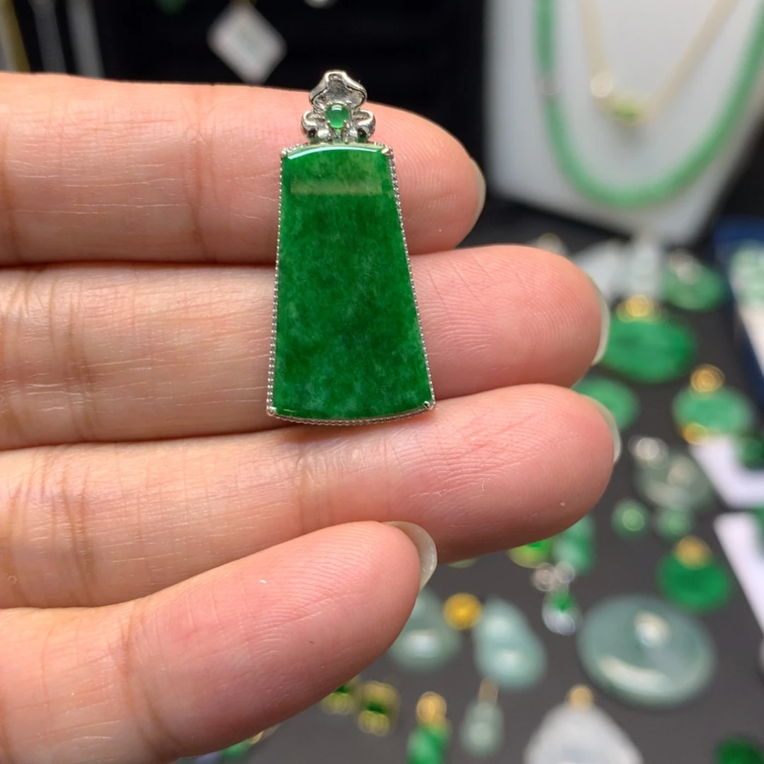 翡翠18K金镶嵌颈饰有纹裂