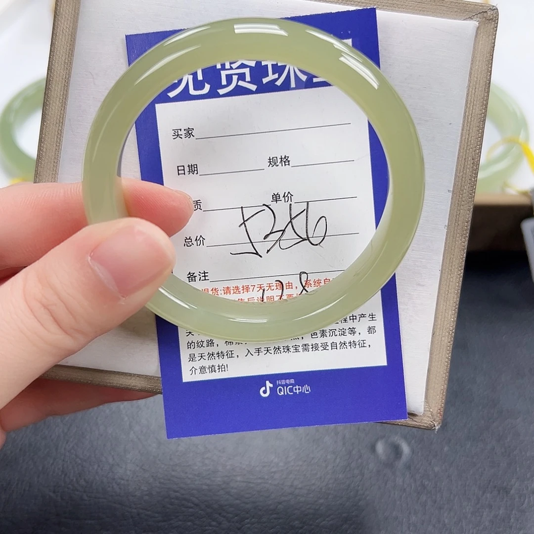 和田玉未镶嵌手镯