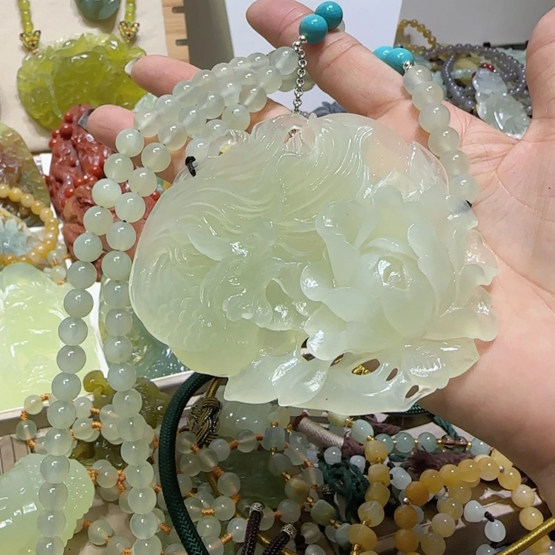 未镶嵌蛇纹石玉吊坠