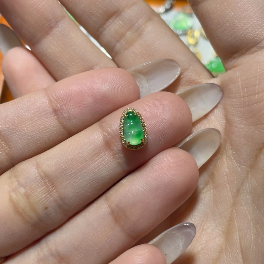 【闪购商品】颈饰18K金镶嵌翡翠