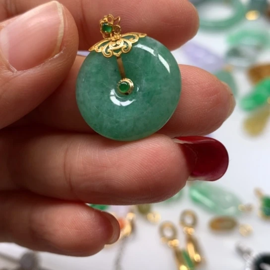 翡翠颈饰未镶嵌翡翠