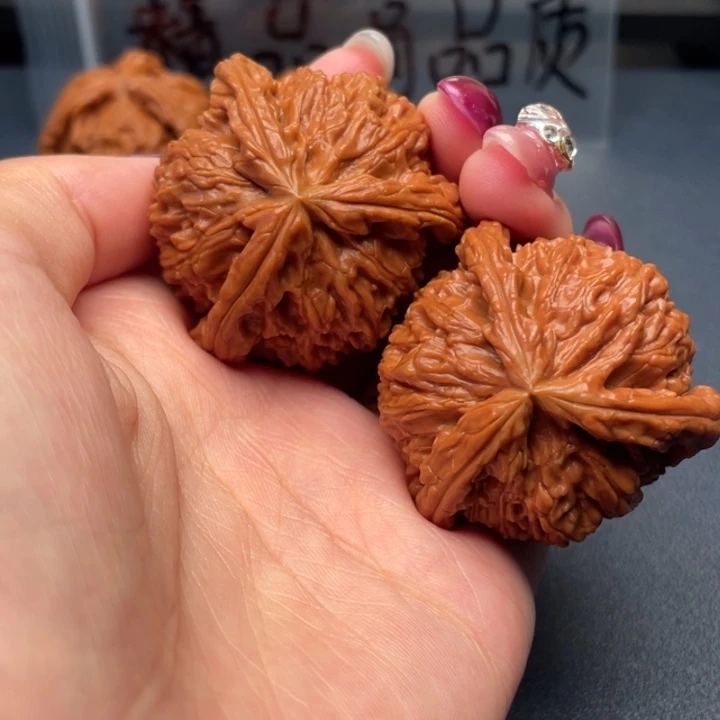 意***菇吊坠文玩核桃白狮子