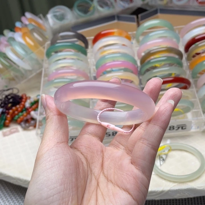 玛瑙/玉髓未镶嵌手镯57圈口有包容