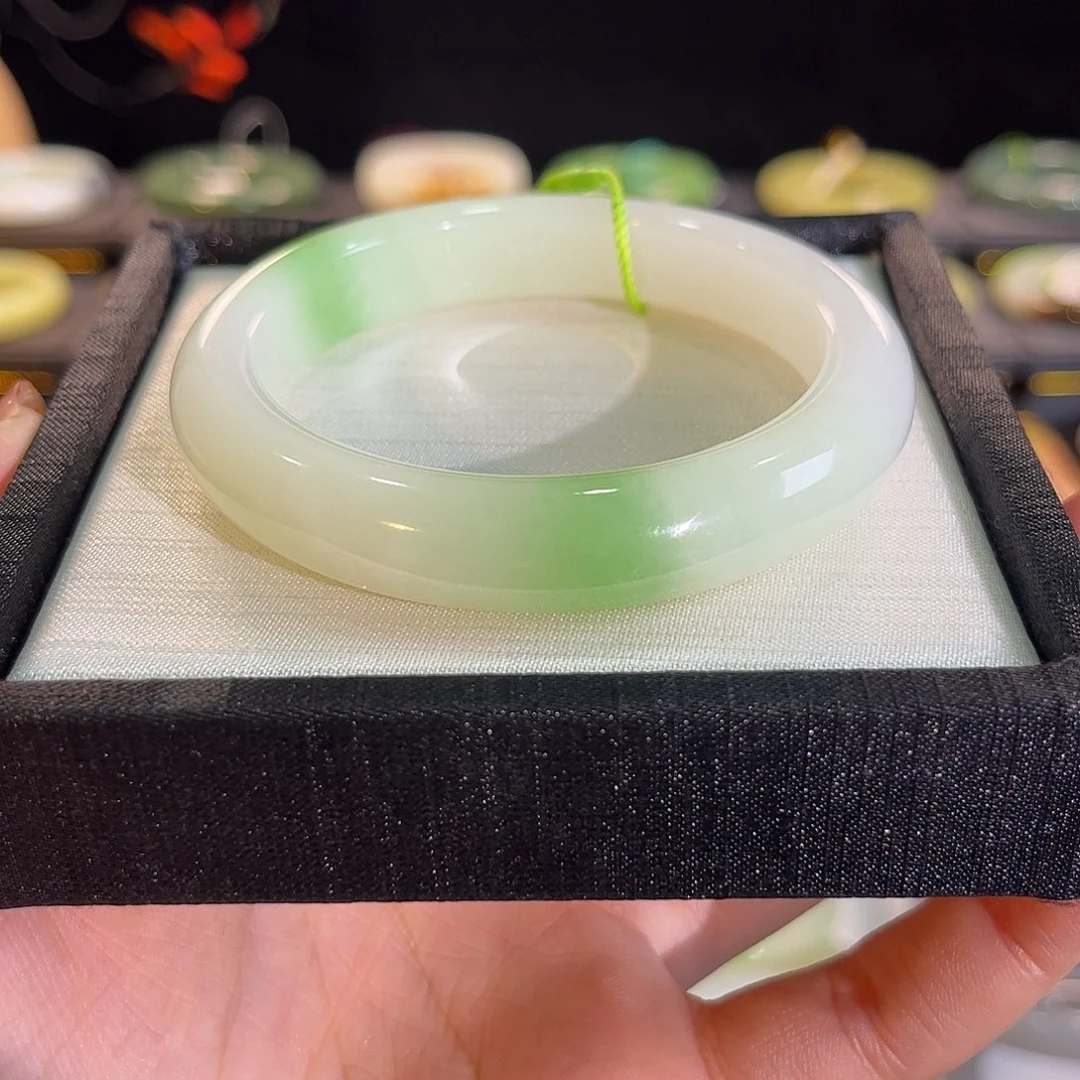 和田玉未镶嵌手镯油糕 白底翠