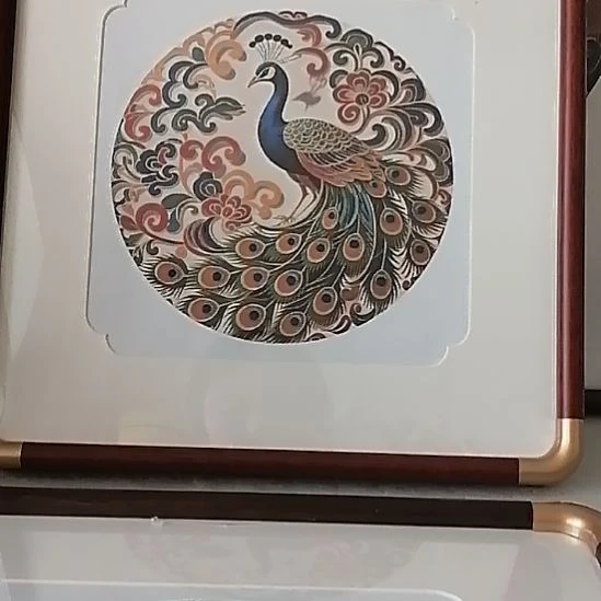 卡纸红木色边框孔雀