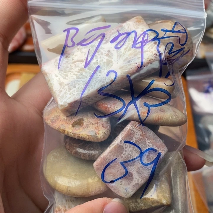 硅化玉颈饰足金镶嵌阿*薇