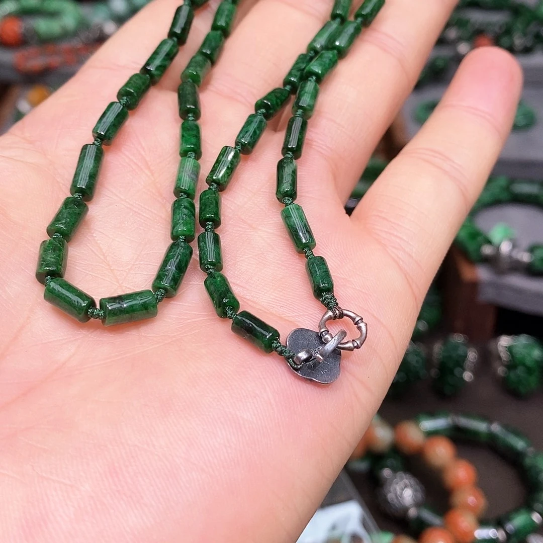 颈饰未镶嵌翡翠漂亮美眉