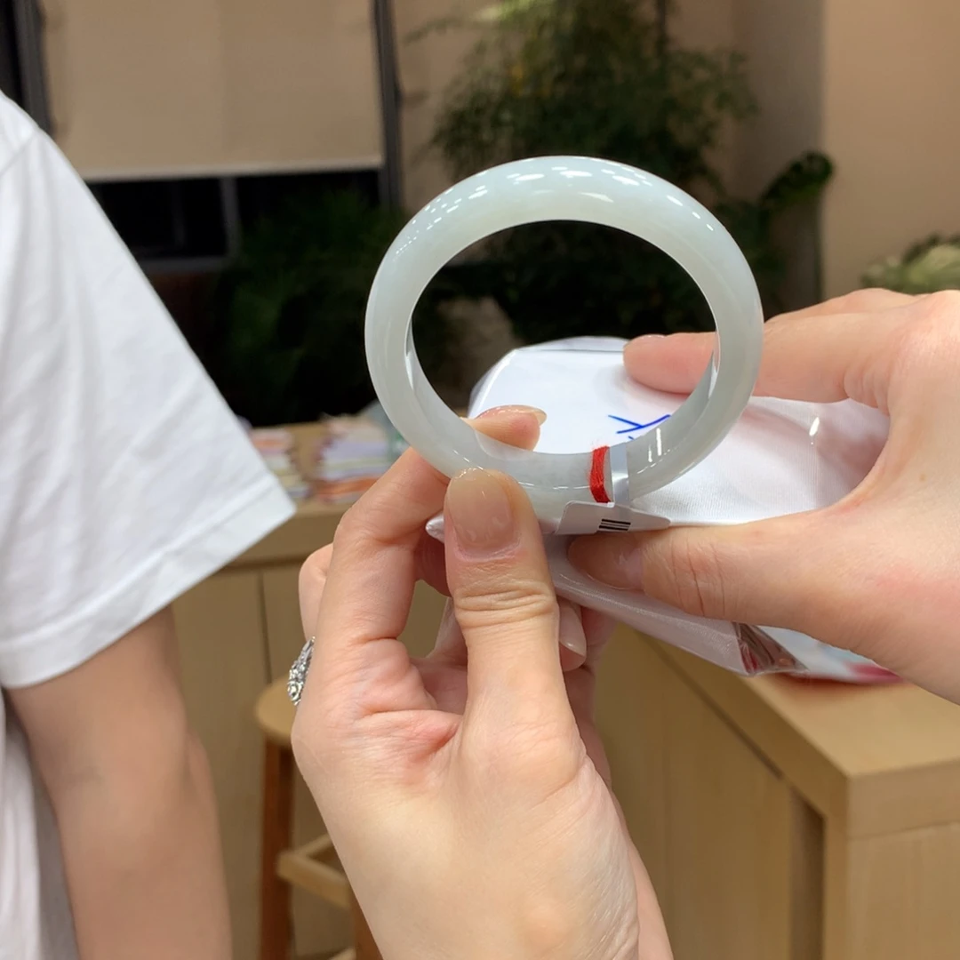 翡翠手镯未镶嵌不退不换