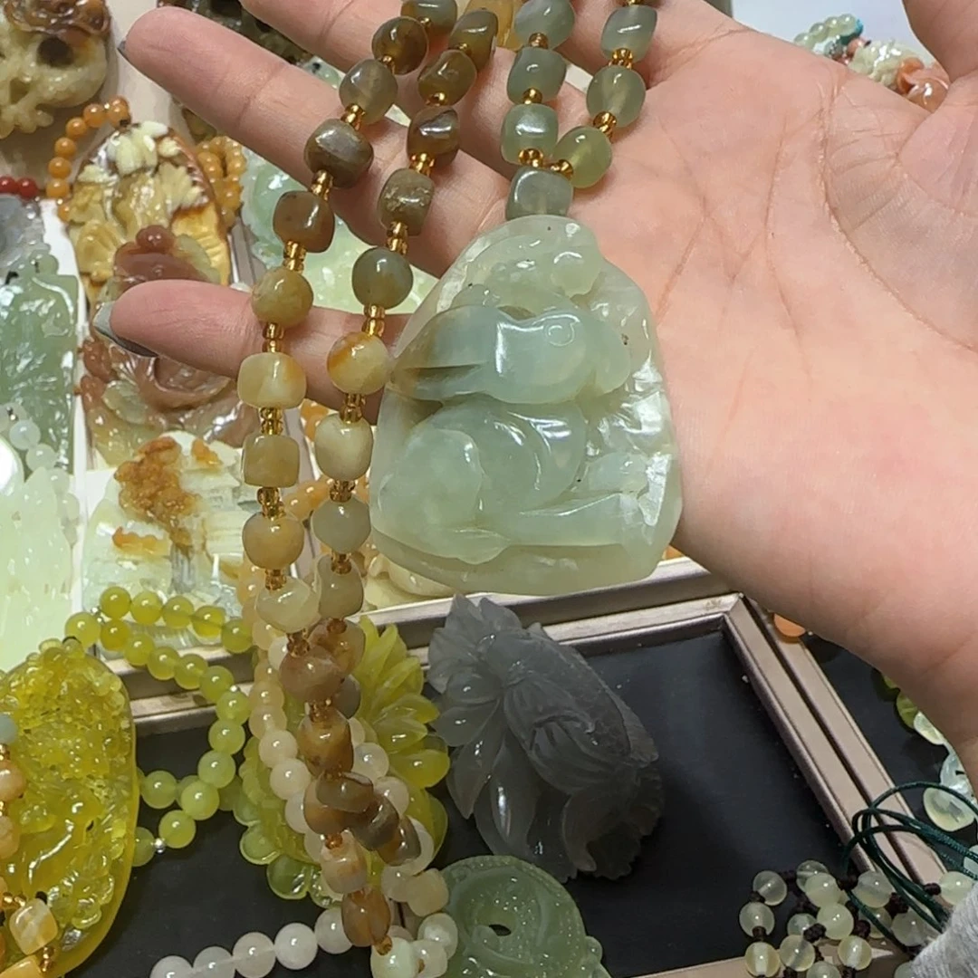 未镶嵌蛇纹石玉吊坠