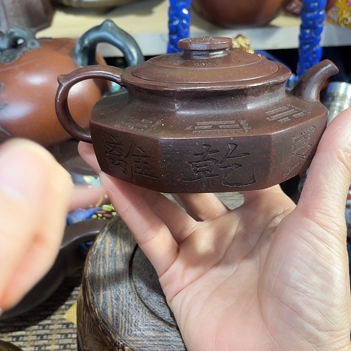茶壶紫泥原矿泥料手工制作的一把紫砂壶。
