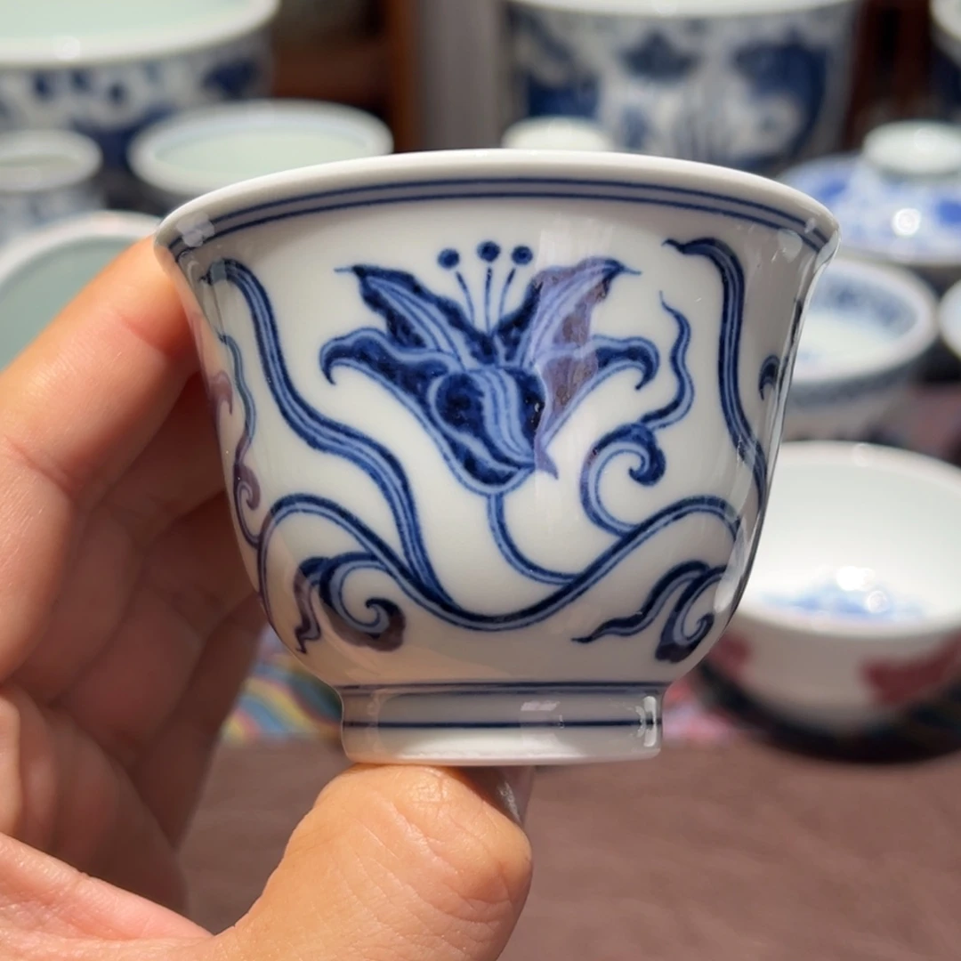 精品青花宣草纹铃铛杯口径约7.5厘米