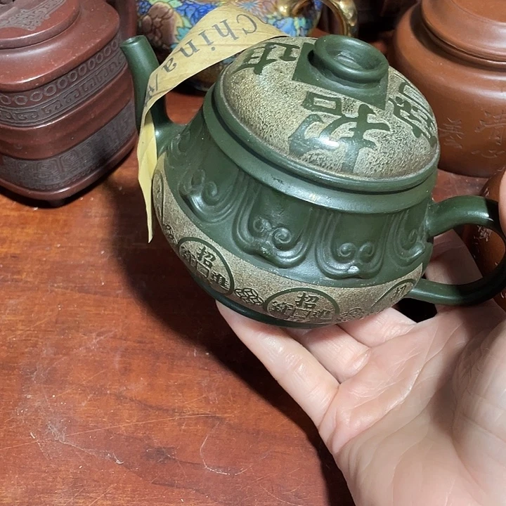 茶壶紫砂原矿泥料，手工制作的一把紫砂壶。
