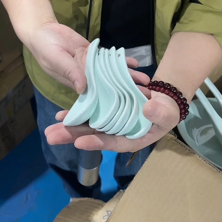 瓷片青瓷小勺六个，微瑕包邮