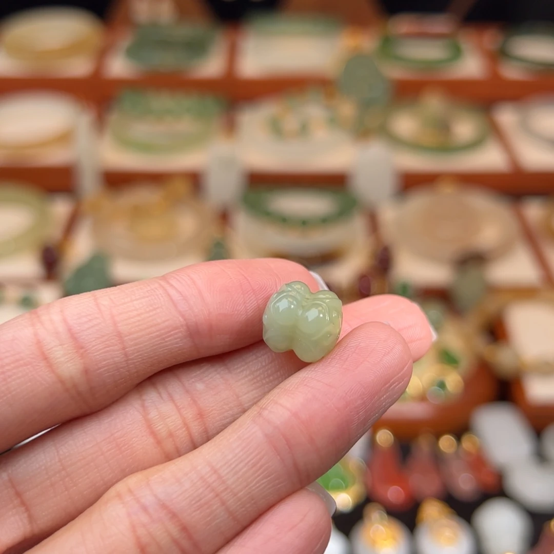 爱***虫和田玉未镶嵌挂件