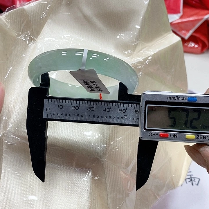 翡翠手镯未镶嵌133。