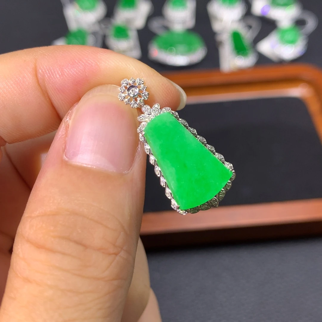 翡翠18K金镶嵌颈饰翡翠